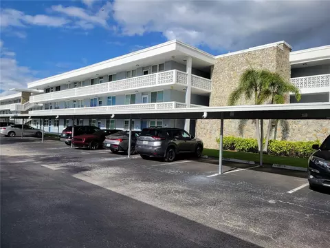 4715 Bay St NE #225, Saint Petersburg, FL 33703