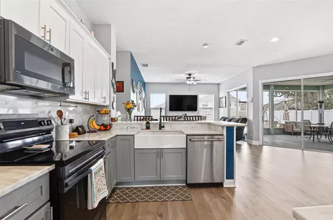 Kitchen - 10434 Nightengale Dr, Riverview, FL 33569 photo 4 of 6