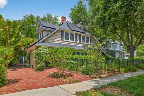2318 Woodlawn Cir E, Saint Petersburg, FL 33704