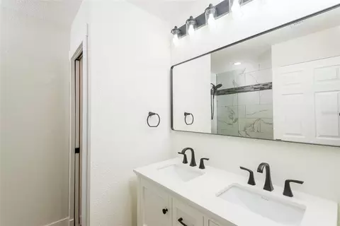 Bath - 8812 Dyer Rd, Riverview, FL 33578 photo 2 of 5