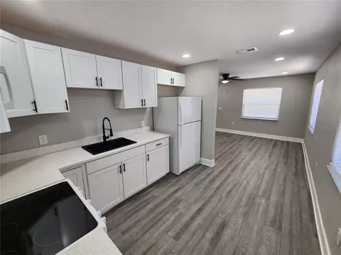 Kitchen - 1211 62nd Ave E, Bradenton, FL 34203 photo 6 of 13