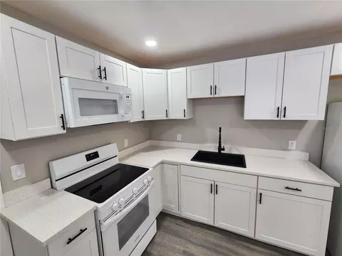 Kitchen - 1211 62nd Ave E, Bradenton, FL 34203 photo 5 of 13