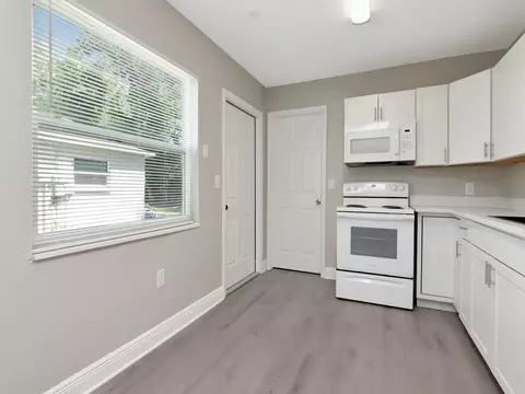 Kitchen - 1211 62nd Ave E, Bradenton, FL 34203 photo 11 of 13