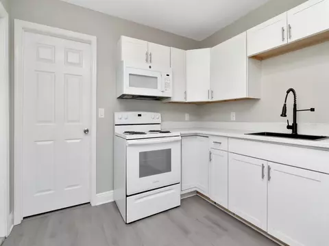 Kitchen - 1211 62nd Ave E, Bradenton, FL 34203 photo 10 of 13