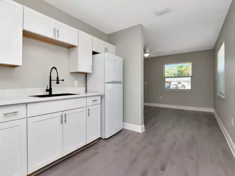 Kitchen - 1211 62nd Ave E, Bradenton, FL 34203 photo 12 of 13