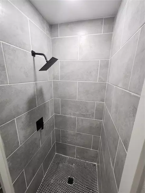 Bath - 1211 62nd Ave E, Bradenton, FL 34203 photo 6 of 15
