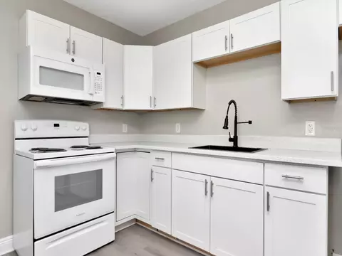 Kitchen - 1211 62nd Ave E, Bradenton, FL 34203 photo 9 of 13