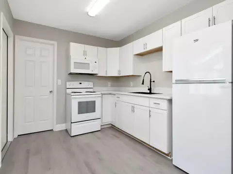 Kitchen - 1211 62nd Ave E, Bradenton, FL 34203 photo 8 of 13
