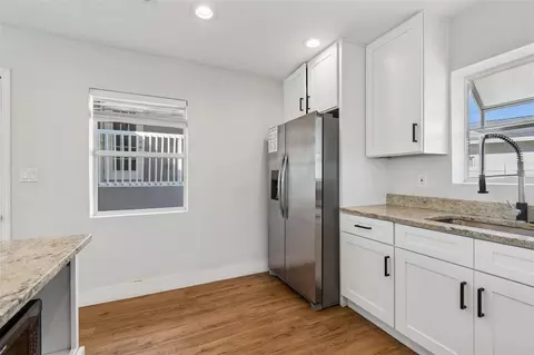 Kitchen - 125 Harbor Bluff Dr, Largo, FL 33770 photo 4 of 6