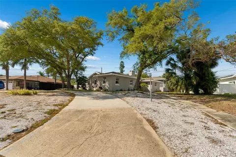 Exterior - 125 Harbor Bluff Dr, Largo, FL 33770 photo 2 of 18