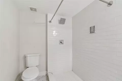 Bath - 125 Harbor Bluff Dr, Largo, FL 33770 photo 8 of 9