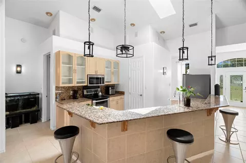 Kitchen - 6702 Josie Dr, Seffner, FL 33584 photo 9 of 10