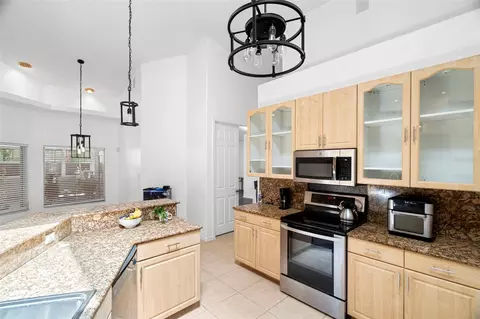 Kitchen - 6702 Josie Dr, Seffner, FL 33584 photo 8 of 10