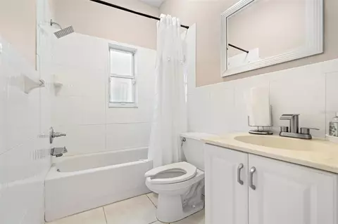 Bath - 6702 Josie Dr, Seffner, FL 33584 photo 4 of 5