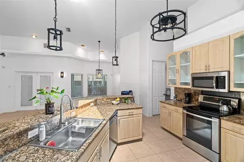 Kitchen - 6702 Josie Dr, Seffner, FL 33584 photo 7 of 10