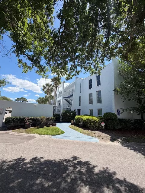 225 Country Club Dr #C330, Largo, FL 33771