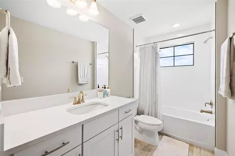Bath - 12940 Steed Trace Loop, Lithia, FL 33547 photo 6 of 8