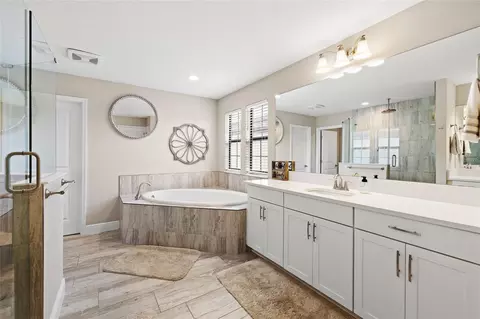 Bath - 12940 Steed Trace Loop, Lithia, FL 33547 photo 4 of 8