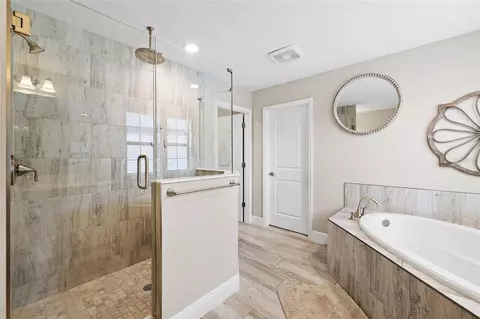 Bath - 12940 Steed Trace Loop, Lithia, FL 33547 photo 5 of 8