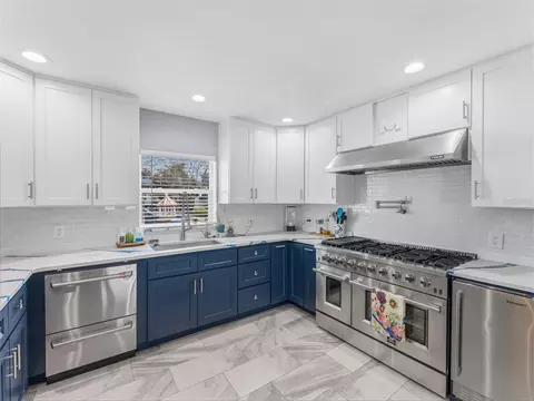 Kitchen - 3173 Gulfview Dr, Hernando Beach, FL 34607 photo 4 of 8