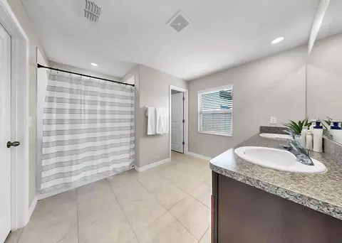 Bath - 16568 Delia St, Wimauma, FL 33598 photo 4 of 6