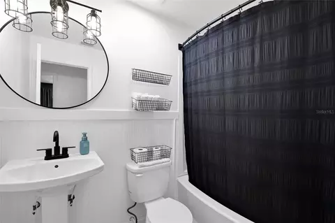 Bath - 317 NW 7th St, Williston, FL 32696 photo 3 of 3