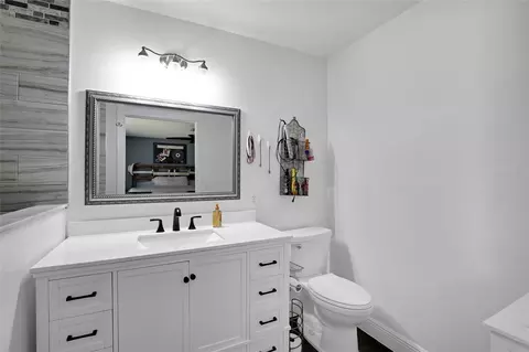 Bath - 317 NW 7th St, Williston, FL 32696 photo 2 of 3