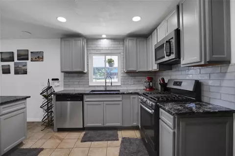 Kitchen - 317 NW 7th St, Williston, FL 32696 photo 3 of 4