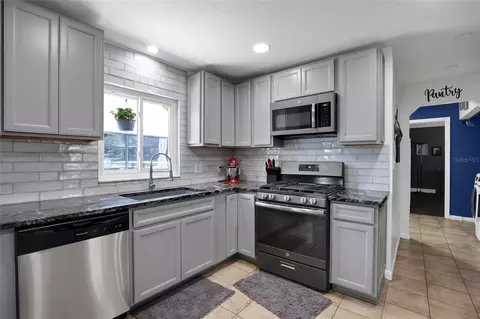 Kitchen - 317 NW 7th St, Williston, FL 32696 photo 2 of 4