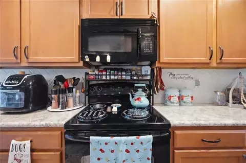 Kitchen - 2111 River Turia Cir, Riverview, FL 33578 photo 3 of 4