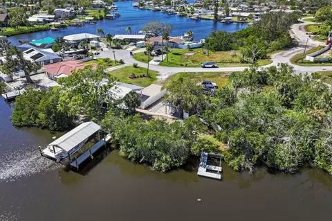 107 6th St NW, Ruskin, FL 33570