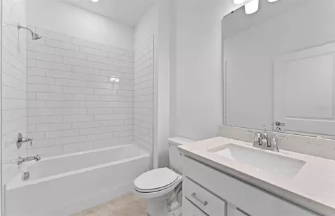 Bath - 5334 Oldbay Ter, Parrish, FL 34219 photo 3 of 3
