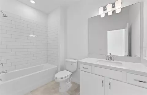 Bath - 5334 Oldbay Ter, Parrish, FL 34219 photo 2 of 3