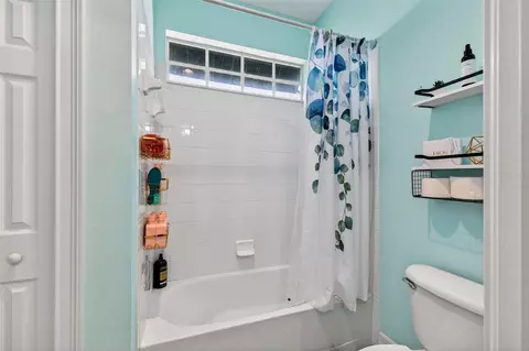 Bath - 17308 Howling Wolf Run, Parrish, FL 34219 photo 5 of 7