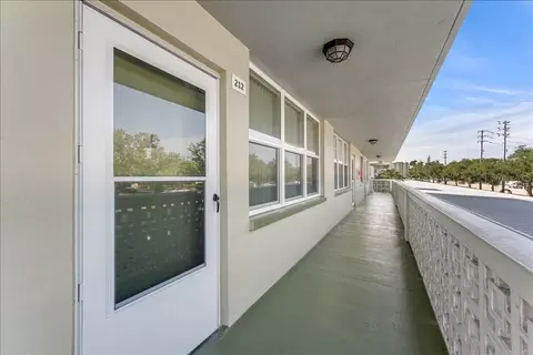4885 1st St NE #212, Saint Petersburg, FL 33703