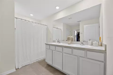 Bath - 3255 Silver Date Dr, Wimauma, FL 33598 photo 2 of 3