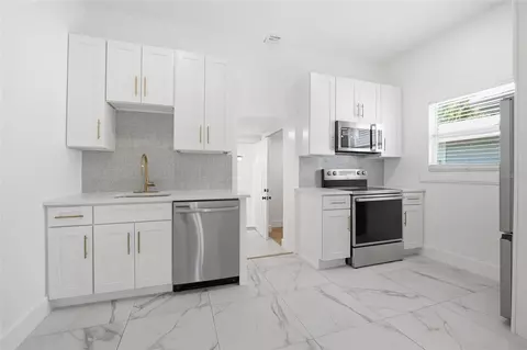 Kitchen - 2120 W Nassau St, Tampa, FL 33607 photo 1 of 2