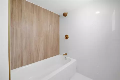 Bath - 2120 W Nassau St, Tampa, FL 33607 photo 2 of 2