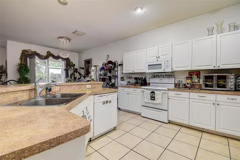 Kitchen - 14985 Alan Ct, Largo, FL 33771 photo 3 of 4