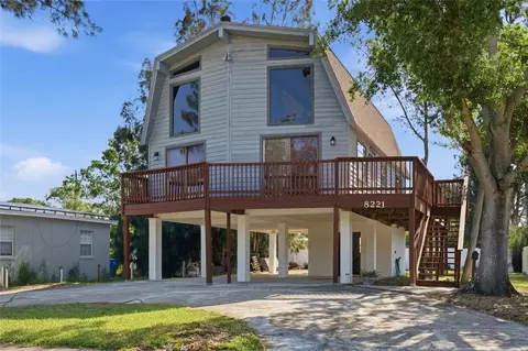 8221 Riverside Dr NE, Saint Petersburg, FL 33702