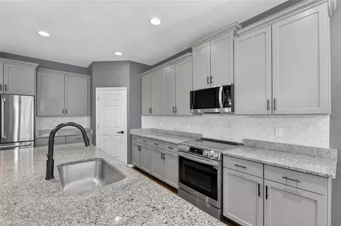 Kitchen - 11807 Harpswell Dr, Riverview, FL 33579 photo 3 of 5