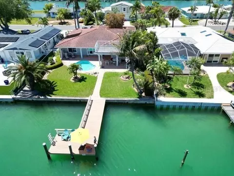 11855 4th St E, Treasure Island, FL 33706
