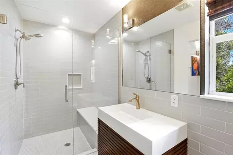 Bath - 13227 110th Ave, Largo, FL 33774 photo 6 of 8