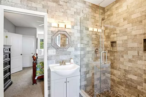 Bath - 13227 110th Ave, Largo, FL 33774 photo 3 of 8