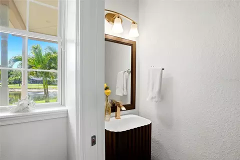 Bath - 13227 110th Ave, Largo, FL 33774 photo 7 of 8