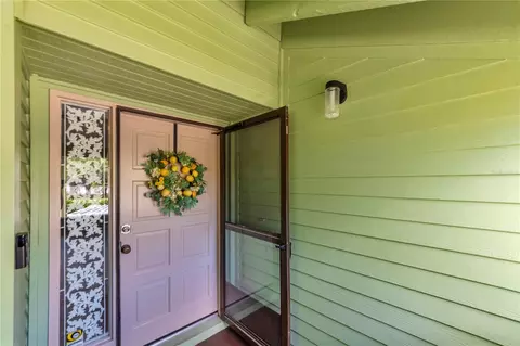 4114 Pinelake Ln #202, Tampa, FL 33618