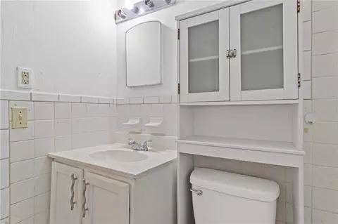 Bath - 1421 14th St E, Bradenton, FL 34208 photo 2 of 2