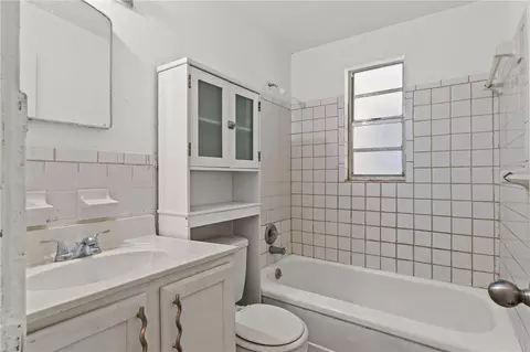Bath - 1421 14th St E, Bradenton, FL 34208 photo 1 of 2