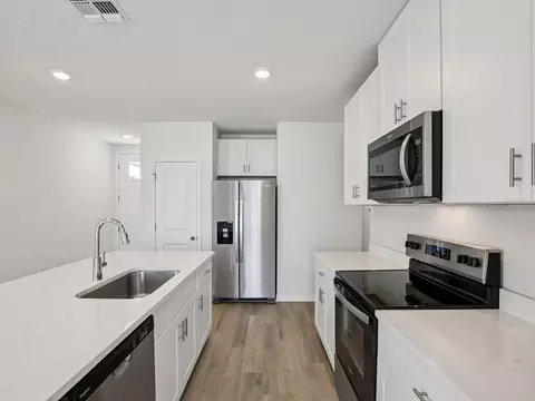 Kitchen - 2838 Virginia Pine Dr, Bartow, FL 33830 photo 2 of 6