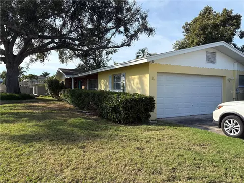 498 Bayview Dr NE, Saint Petersburg, FL 33704